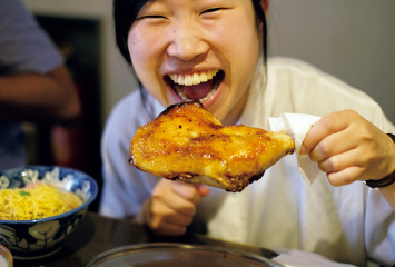 図版:丸亀名物の骨付鳥。幅広い世代で人気を誇っている