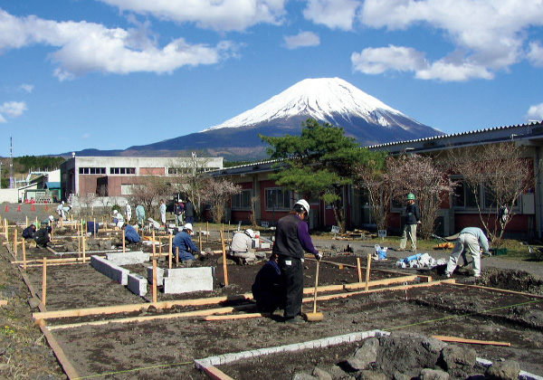 図版:土木の屋外実習(富士教育訓練センター)