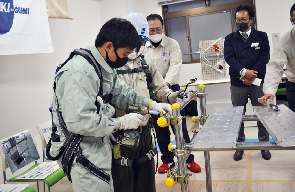 図版:高校生がとび作業を体験する様子