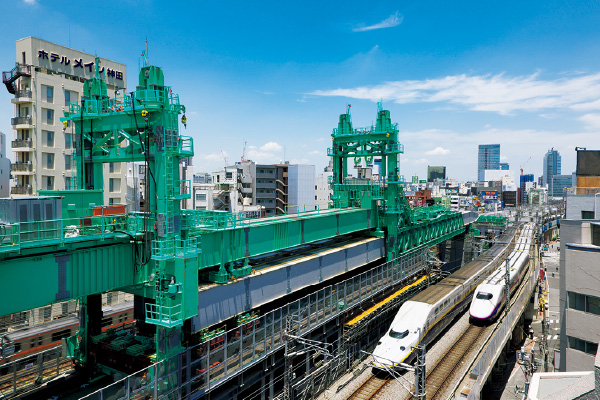 図版:東京駅と神田駅の中ほどに組みたてられた架設機