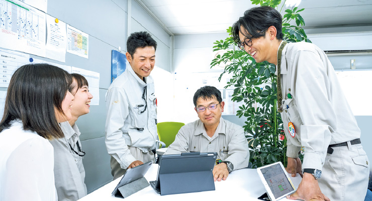図版:木村工事主任(右)。制度活用には所員同士のコミュニケーションが重要だ