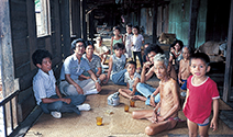 写真：ルアイでくつろぐ家族