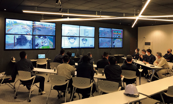 図版:大型モニター12台を設置したスマート会議室
