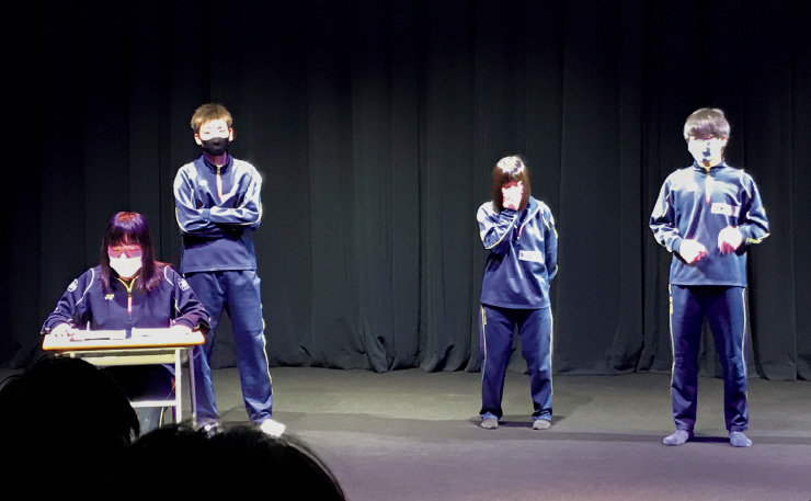 図版:自分自身を題材にした演劇。右端が私の役柄を演じている生徒さん