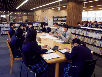 図版:生徒さんたちのインタビューに答える当社関係者