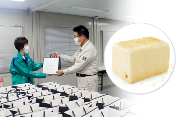 図版:柴田所長からラ・パンの食パンを一人ひとりに手渡し。なんと1人1.5斤