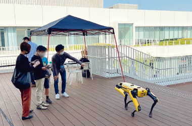 図版:「Spot」の操縦体験。子どもたちからは「楽しかった」「ゲームの世界が現実になったよう」などの声が聞かれた