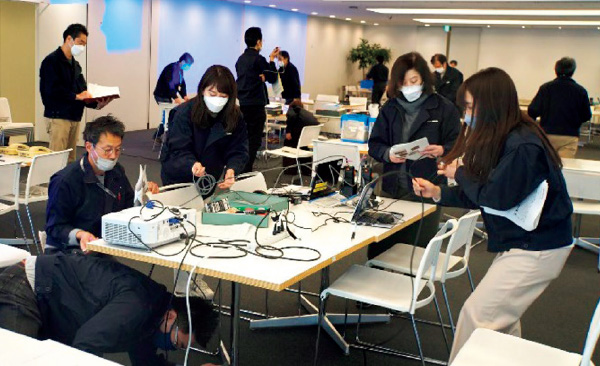 図版:立川断層帯地震を想定した休日BCP訓練(2023年2月18日実施)での徒歩参集要員による対策本部立上げ訓練