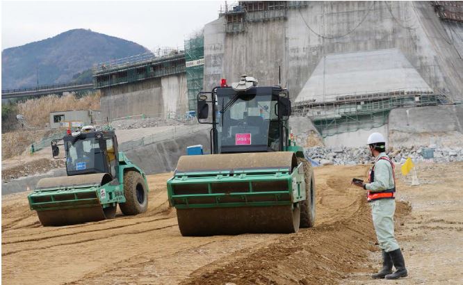 コア盛立部での2台の自動振動ローラでの転圧作業