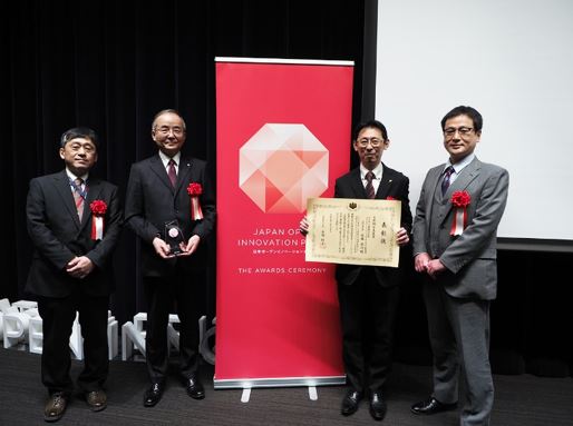 授賞式にて（2023年2月15日）関係者による集合写真