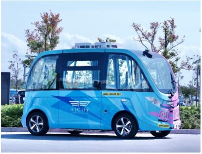 HICity内を走行する自動運転バス「ARMA」"