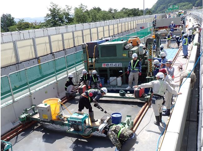 UHPFRCによる床版打替え（岡谷高架橋改良工事）"