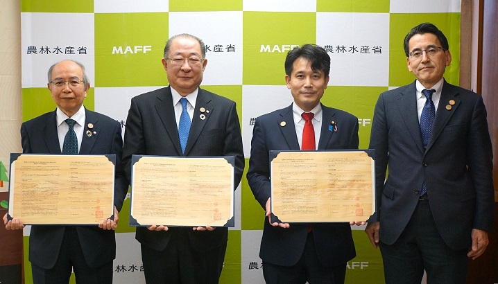 協定締結お披露目式の様子<br>（右から、林野庁 青山長官、農林水産省 滝波副大臣、鹿島 市橋専務、かたばみ　髙野社長）