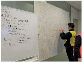 図版：被災状況などをまとめる様子