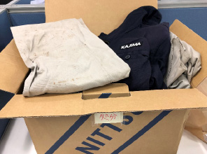 図版:使用済みの作業服を段ボールに詰めて発送