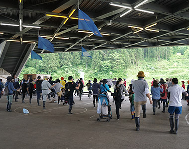 図版：>FC越後妻有の「みんなダンス」