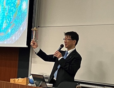 図版：模型を使って説明