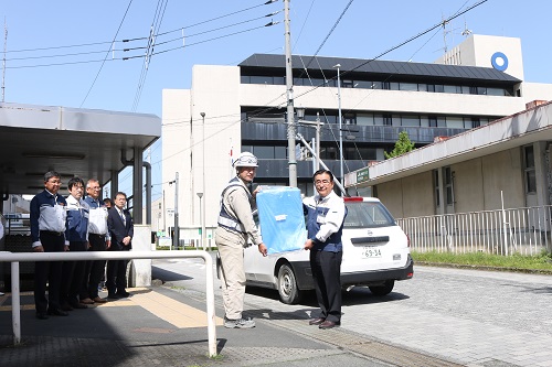 図版：4月19日、二宮隆久大洲市長にブルーシートをお届け