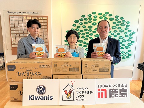 図版：左から仙台キワニス 秦事務局長、せんだいハウス 小松ハウスマネージャー、東北支店 山多管理部長
