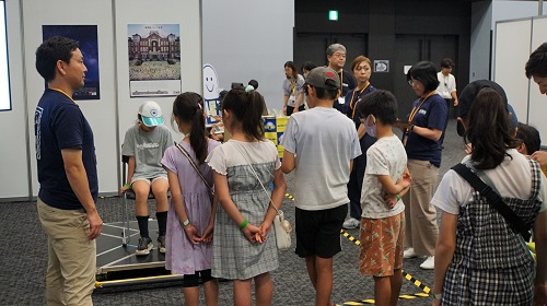 図版：ポータ震を体験する子どもたち