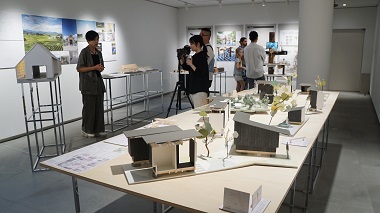 図版：作品を説明する入選者