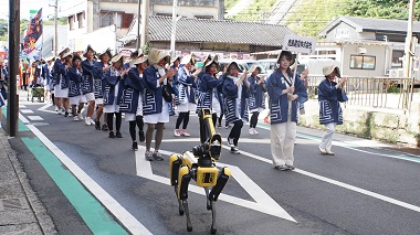 図版：団体手踊り、Spotとともに