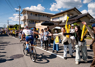 図版：沿道はキッチンカーと観客で賑わいました（12日、大分県）
