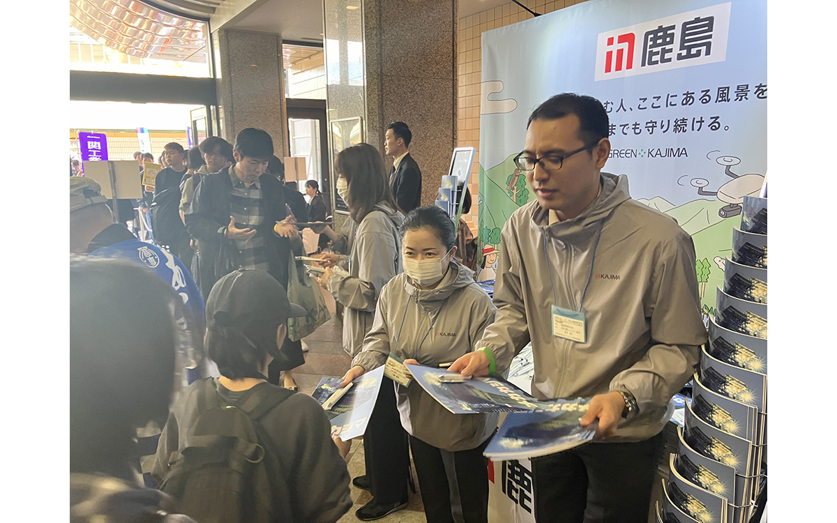 図版：来場者に冊子やノベルティを配布