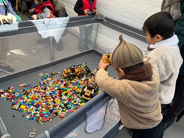 図版：ラジコン重機を操作する子どもたち