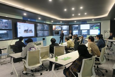 図版：現場事務所で工事概要を聞く奨学生