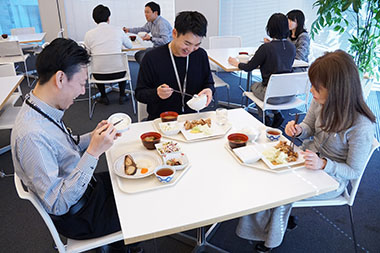 図版：社員食堂で新米を味わう社員