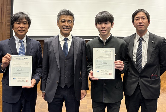 図版：Jブルークレジット証書交付式に出席したプロジェクト関係者とJBE桑江朝比呂理事長（左から2番目）