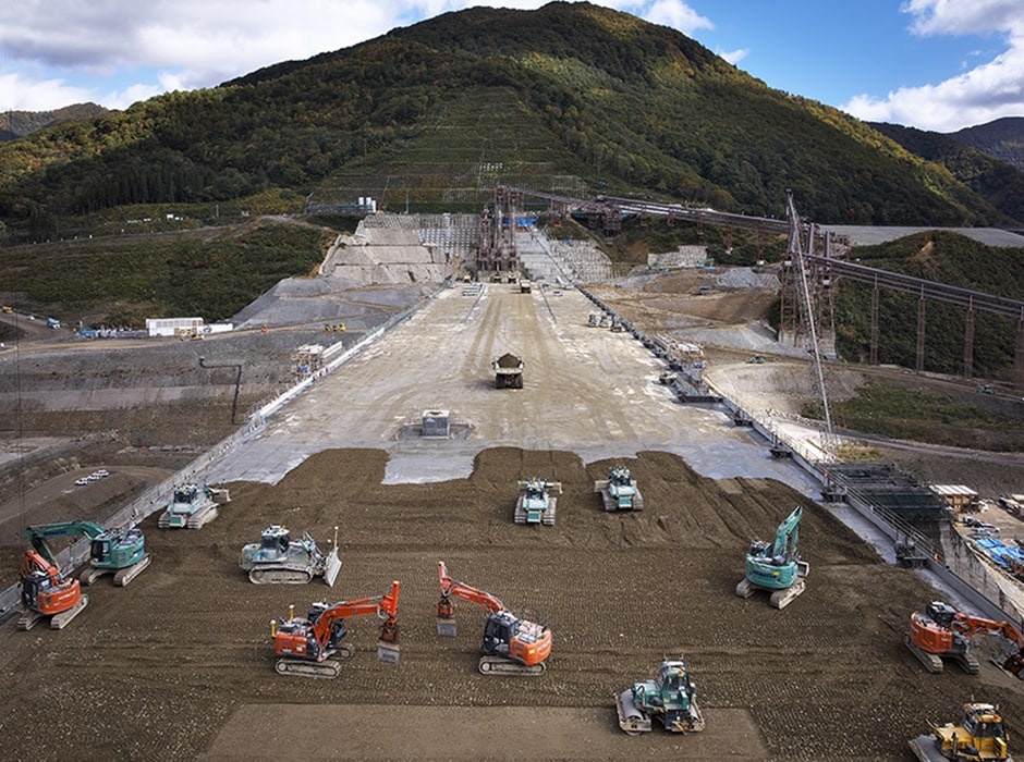 図版：国内最大規模の台形CSGダム　成瀬ダムの施工