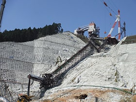 図版：五ケ山ダム堤体建設工事