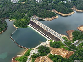 図版：村山上貯水池堤体強化工事