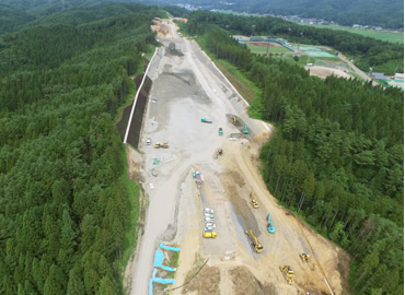 図版：野田秋田地区切土工の様子（ドローンによる撮影）