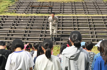 図版：閉伊川水門工事の概要を説明する川畑所長