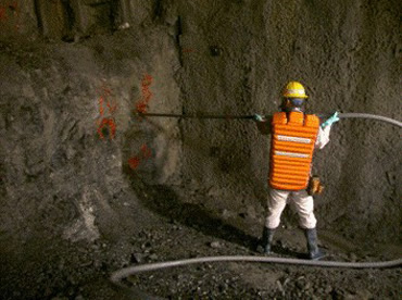 図版：トンネル下半の火薬装填状況