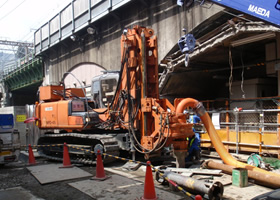 図版：掘削機で基礎杭の削孔