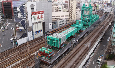 図版：桁架設機の組立状況
