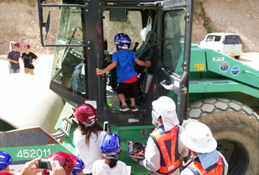 図版：大きな重機の運転席は子どもたちから大人気