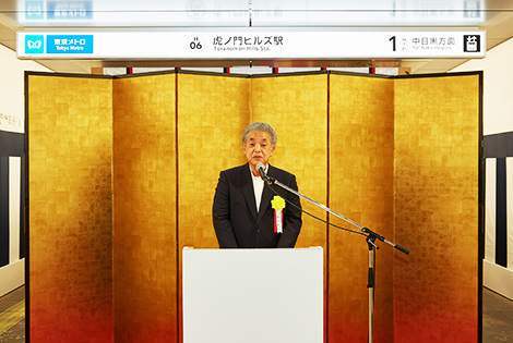 図版：感謝状贈呈式で挨拶を述べる押味社長