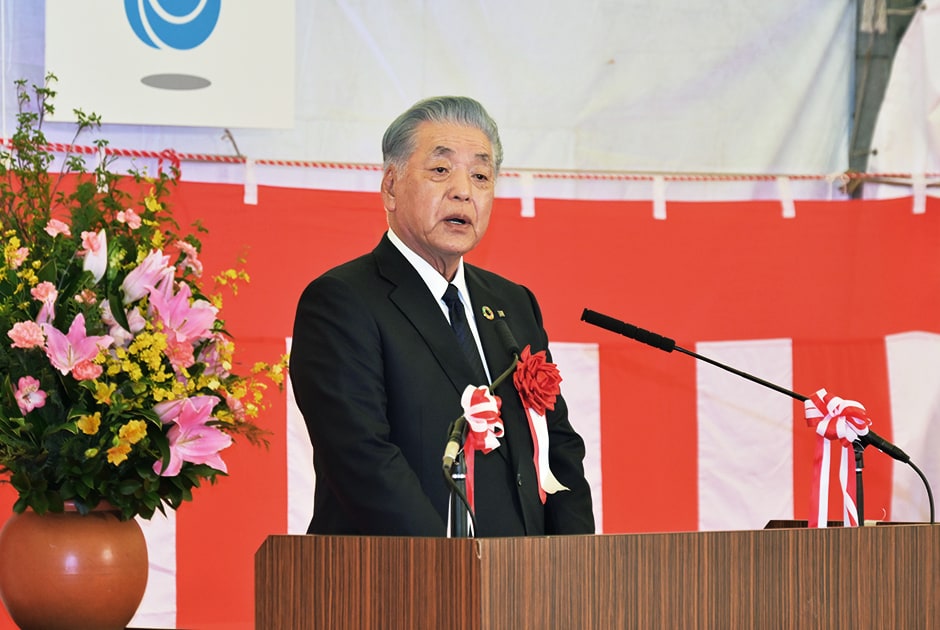 図版：施工者を代表して挨拶を行う鹿島・押味会長
