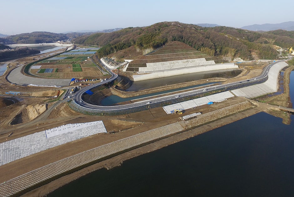 図版：緊急治水対策工事におけるICT施工技術を駆使した一気通貫な合理化施工（小田川付替え南山掘削他工事）
