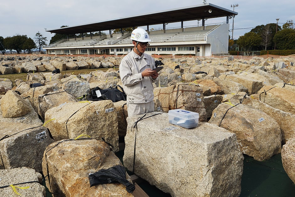 図版：丸亀城石垣崩落復旧整備事業で同システムを使用する様子