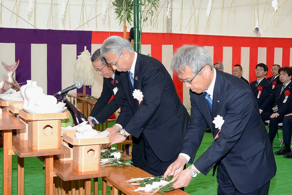 図版：修祓式で玉串奉奠を行う風間副社長（中央）