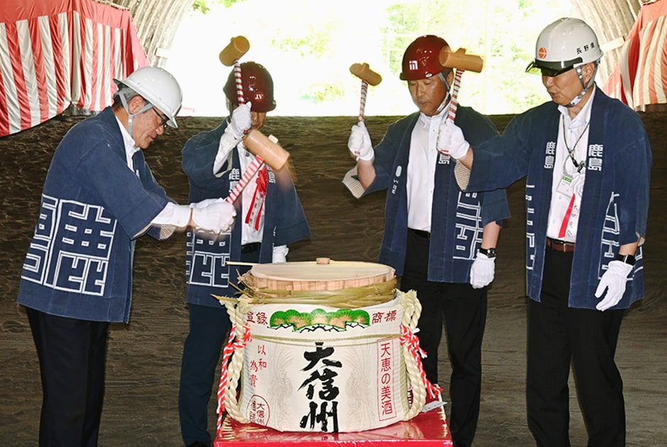 図版：鏡開きを行う鹿島・野村支店長（左端）