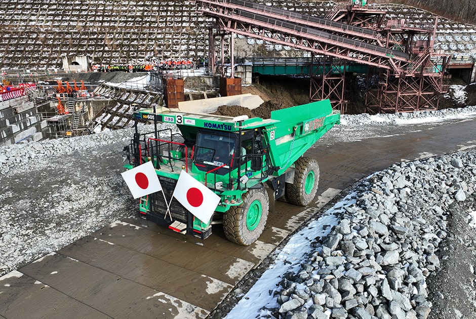 図版：最終のCSGを積んだダンプトラックが入場