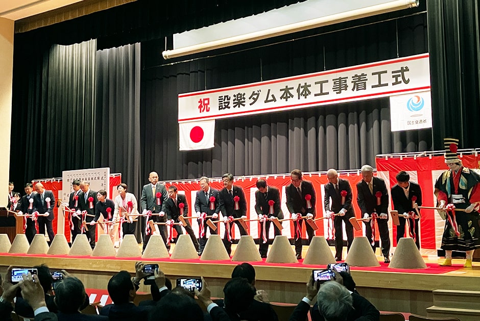 図版：鍬入れの様子（右から3人目が風間副社長）
