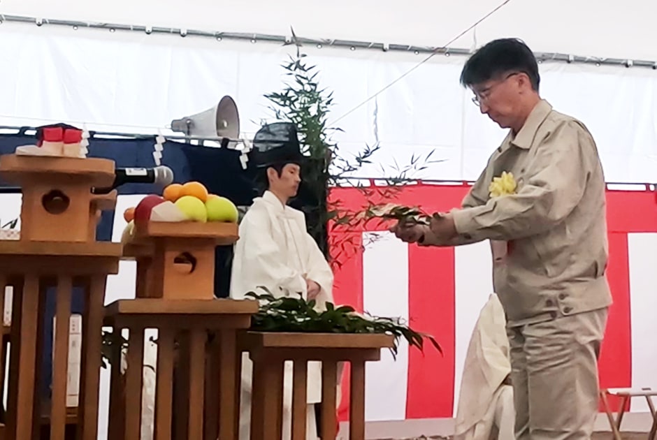 図版：玉串奉奠を行う鹿島JV・福井所長